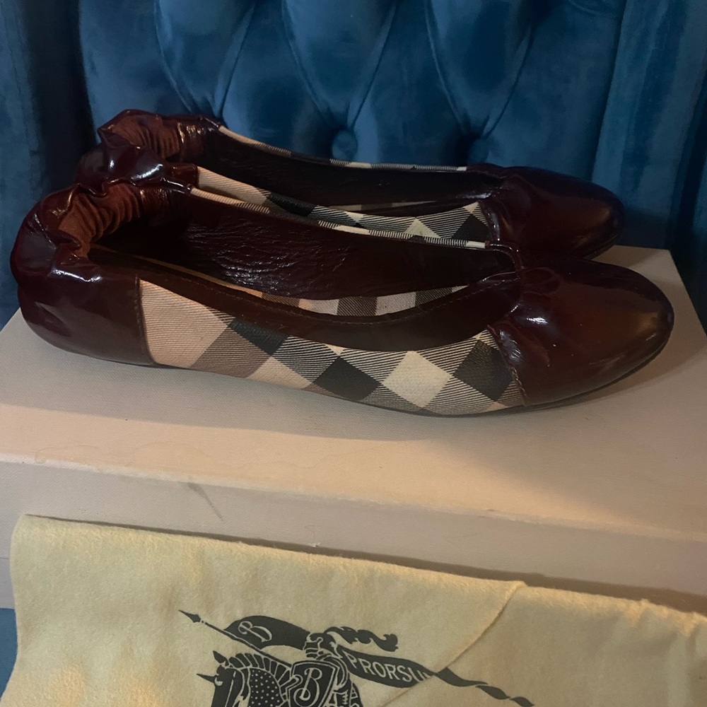 Burberry flats size 38 1/2 gently worn slight scratch on top of left shoe